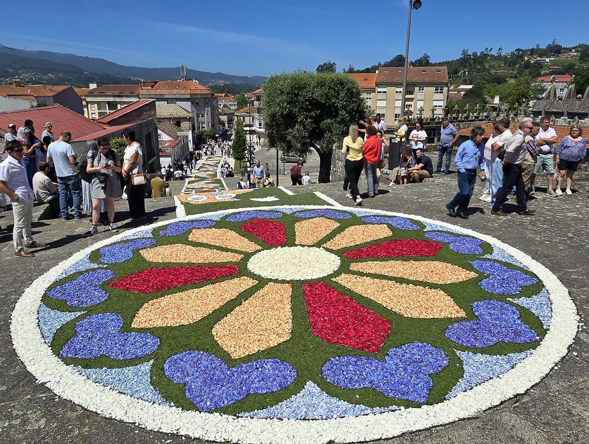 El Corpus Christi de Gondomar con su singular escalera floral El Corpus Christi de Gondomar con su singular escalera floral