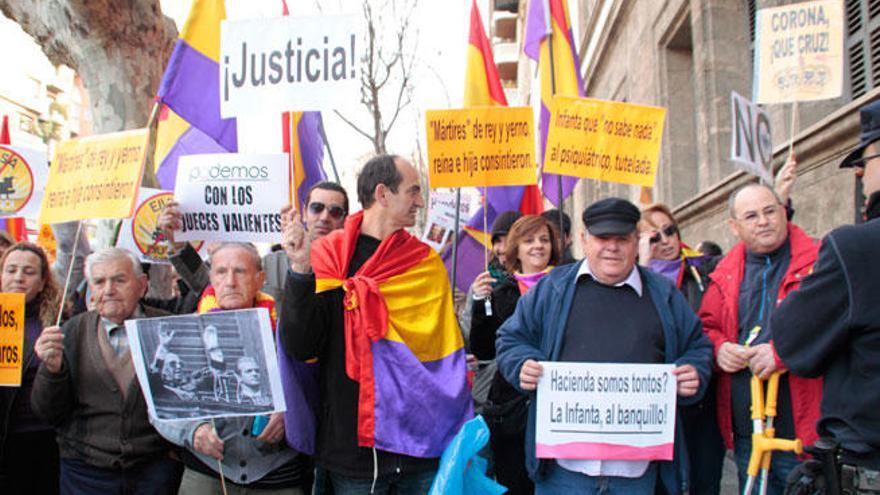 Manifestación frente a los juzgados Vía Alemania.