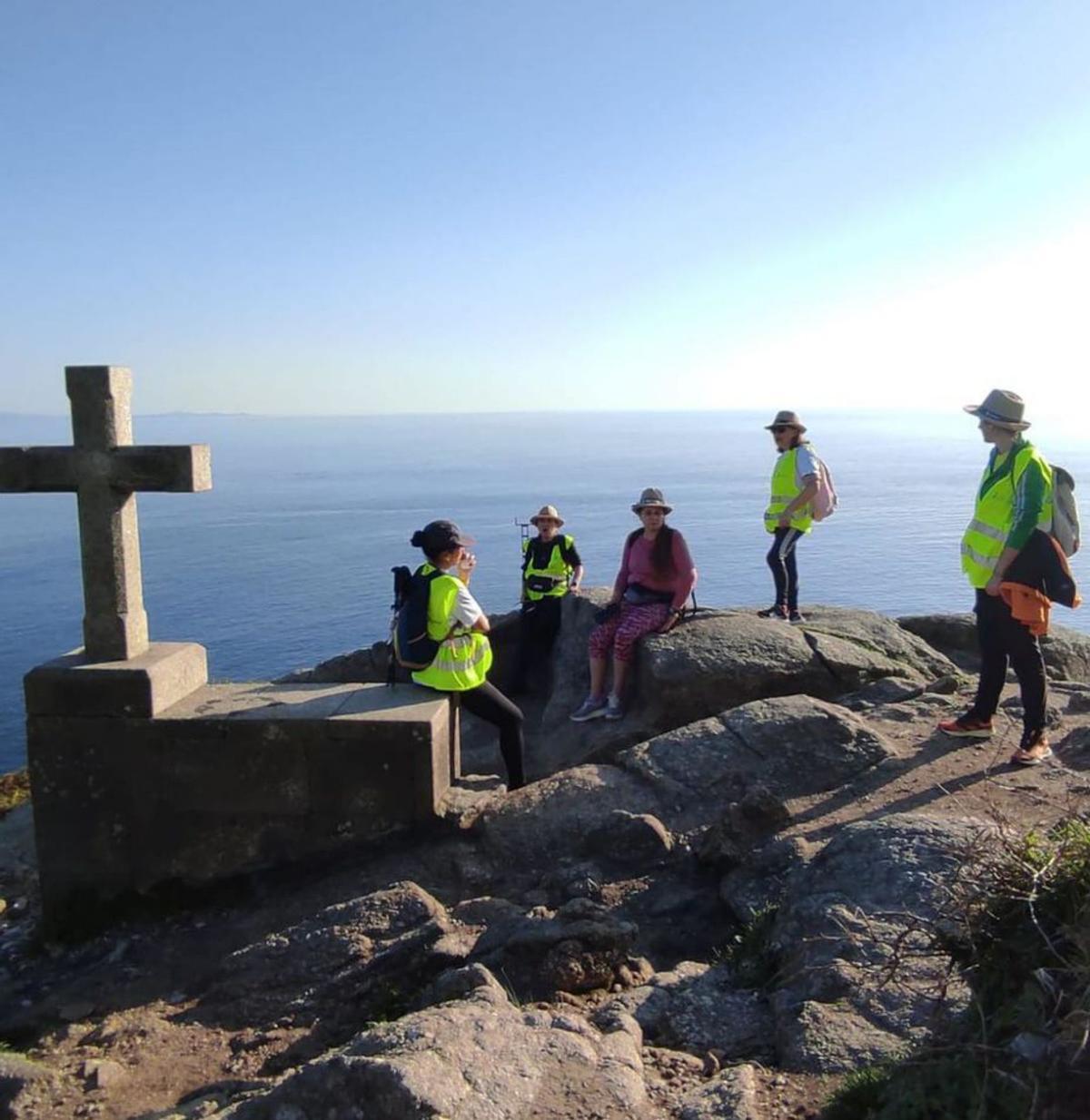 Varias vilanovesas en la cruz de Fisterra.   | // FDV 