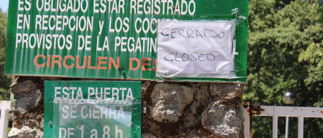 Cartel de “cerrado” a la puerta del camping El Folgoso. | A. Saavedra