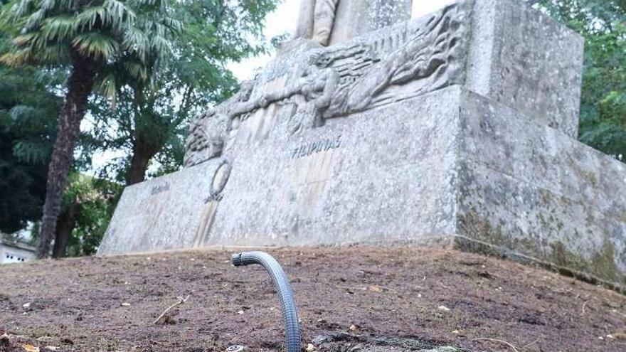 Tubería de riego de la zona verde de la estatua de Loriga. // Bernabé