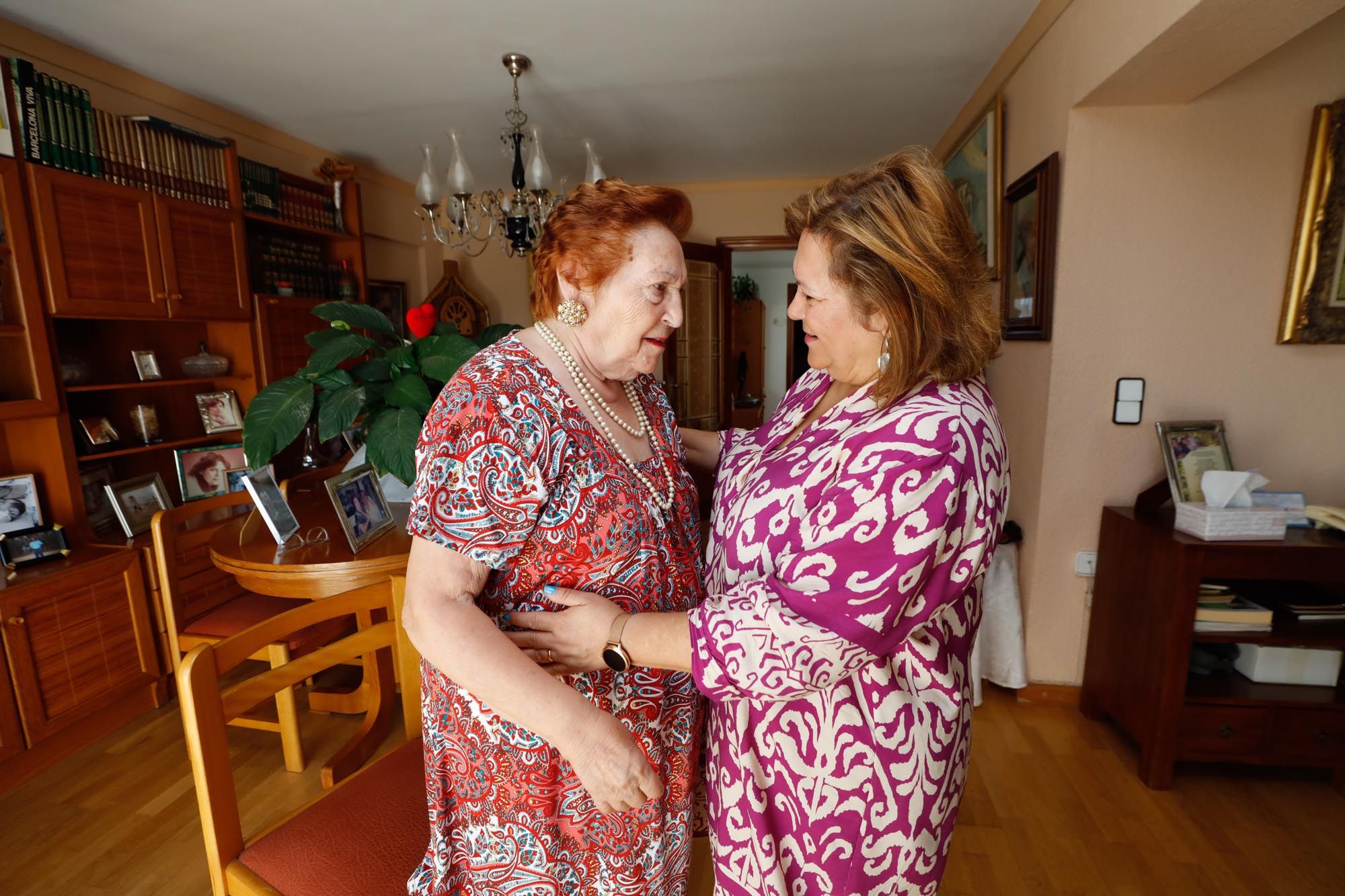 María Valbuena, diagnosticada de alzhéimer hace diez años, en su casa junto a su hija Ana y su marido Pablo Arriba.