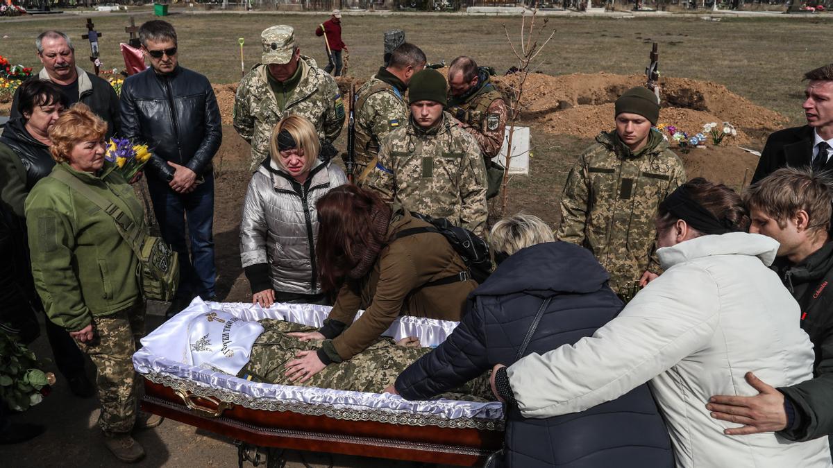 Familiares de un soldado ucraniano fallecido en Mykolaiv asisten a su funeral en el Cementerio Occidental de Odesa.