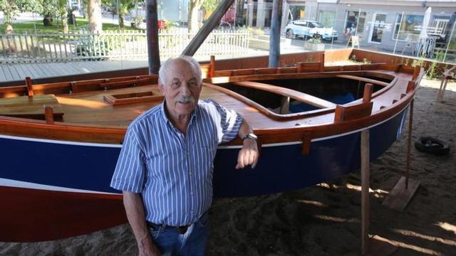 Manuel González “Purro”, ayer, en el astillero en el que trabajó casi toda su vida junto a la “Mareira”, la dorna de a tope que se botará hoy y cuya construcción dirigió.   | // SANTOS ÁLVAREZ