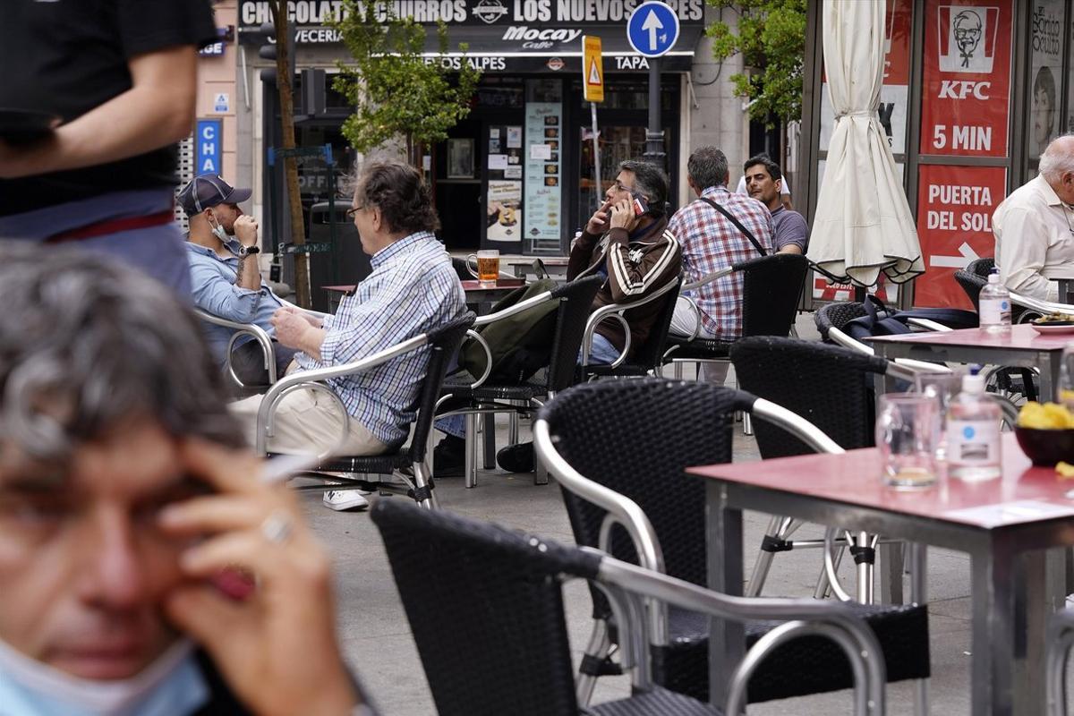  Gente fumando en terrazas al aire libre.