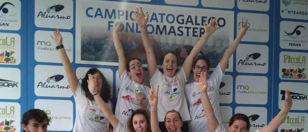 Nadadores del Club Ponteareas en el podio con las medallas que conquistaron. FdV