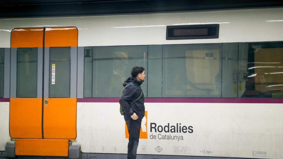 Archivo - Viajeros cogen un tren en la Estación de Sants en Barcelona
