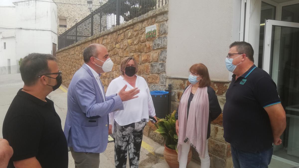 El diputado Santi Pérez y la alcaldesa de Gaibiel, Ester Giralte, durante su visita a la nueva tienda multiservicio.