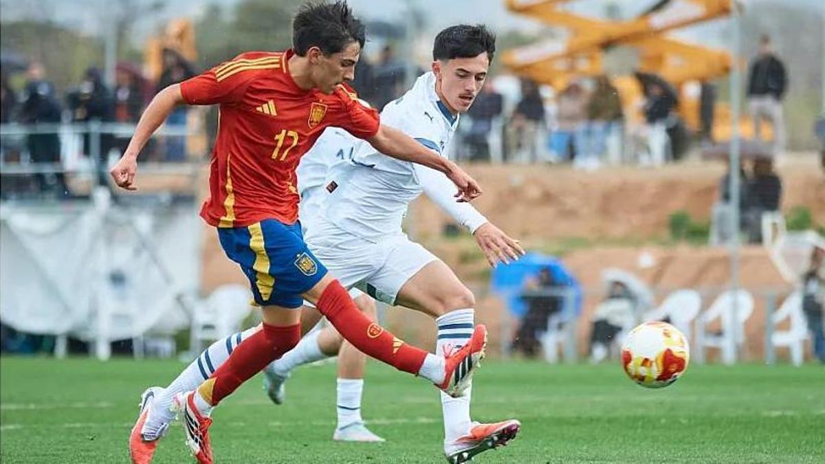 Raúl Lema, en acción con la selección española sub 16