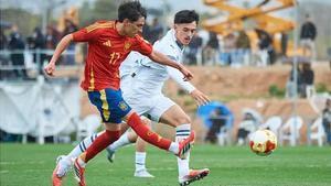 Raúl Lema, en acción con la selección española sub 16