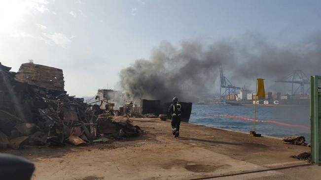 Un barco chatarra se hunde en el Puerto