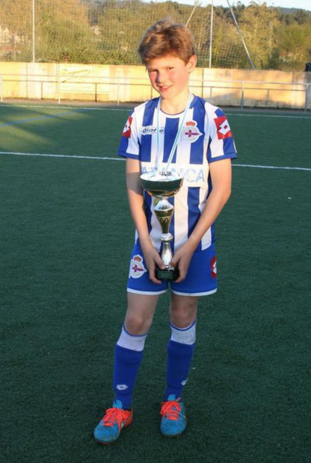 Con trofeo y medalla tras un torneo de la base. |  // CEDIDA