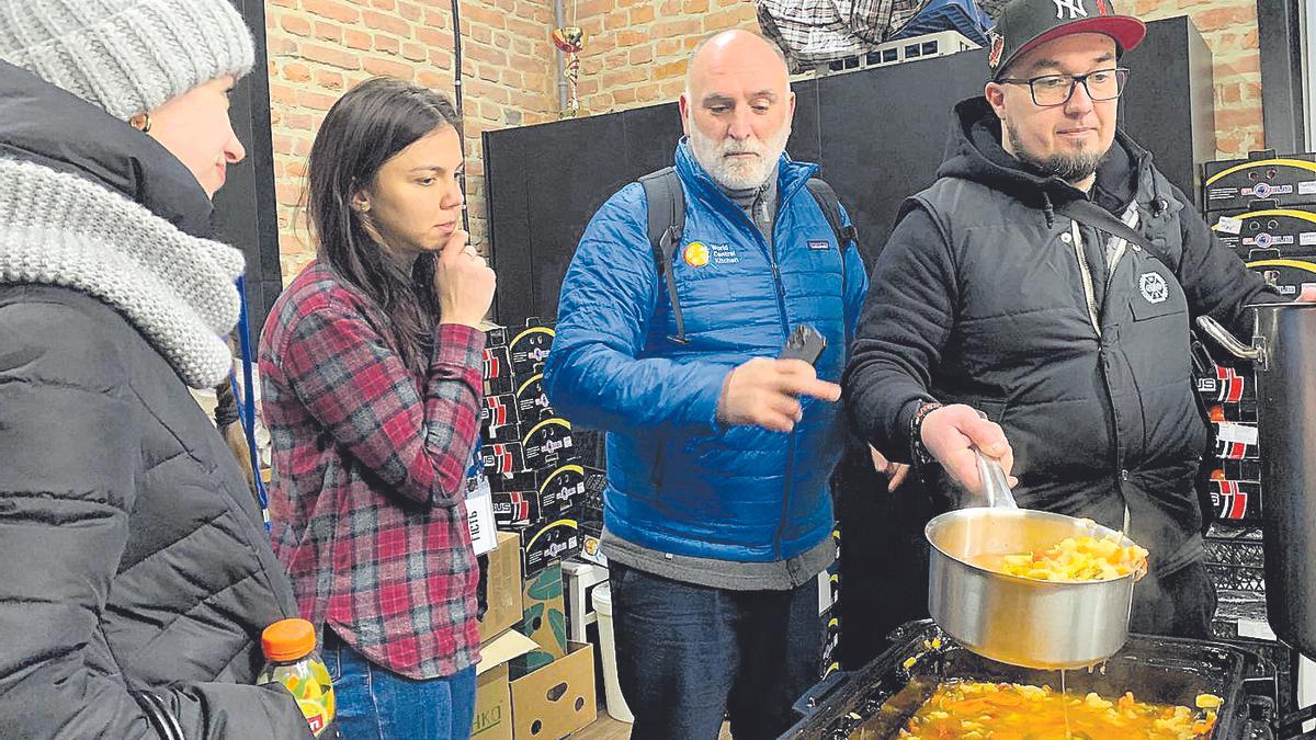 El cocinero José Andrés prepara comida para repartir a los más necesitados de la guerra de Ucrania.