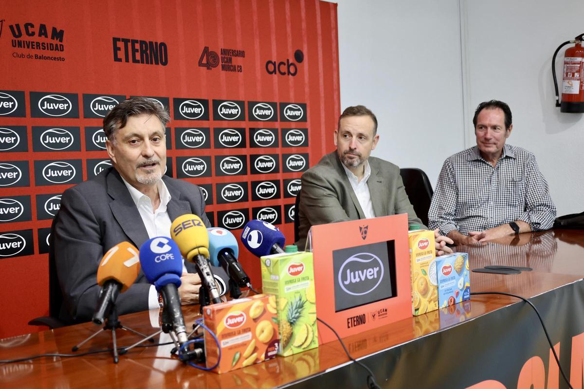 Joaquín Jiménez, de Juver, con Alejandro Gómez y Ralph McPherson
