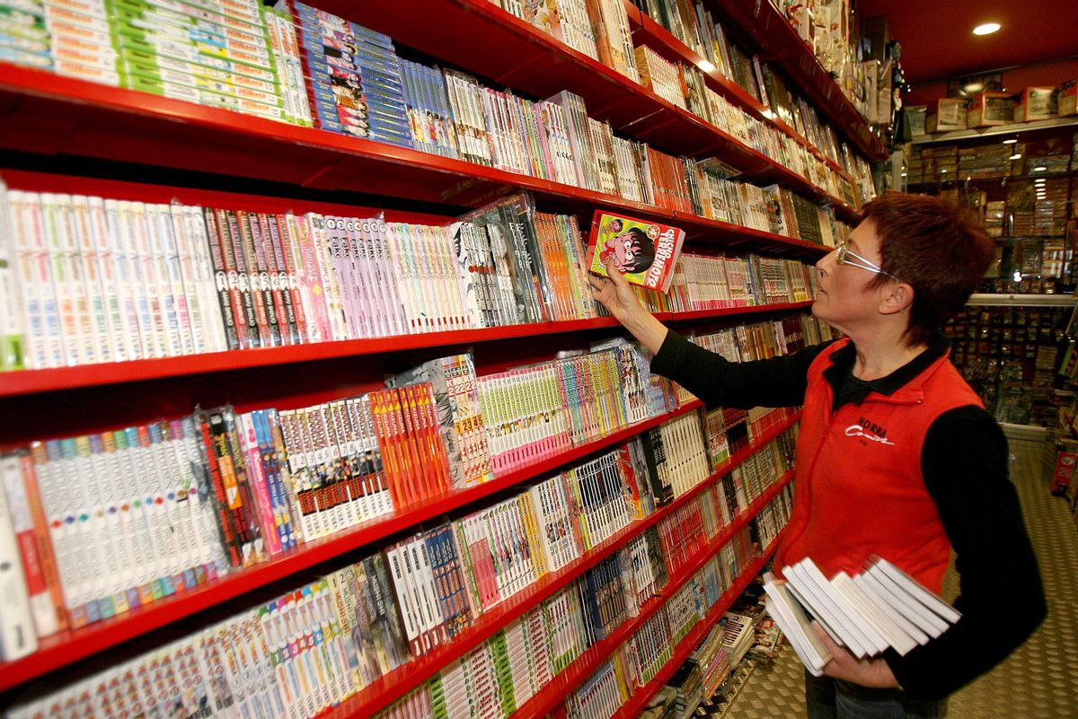 Ángeles, ordenando las estanterías de la tienda (Foto de archivo del año 2008).