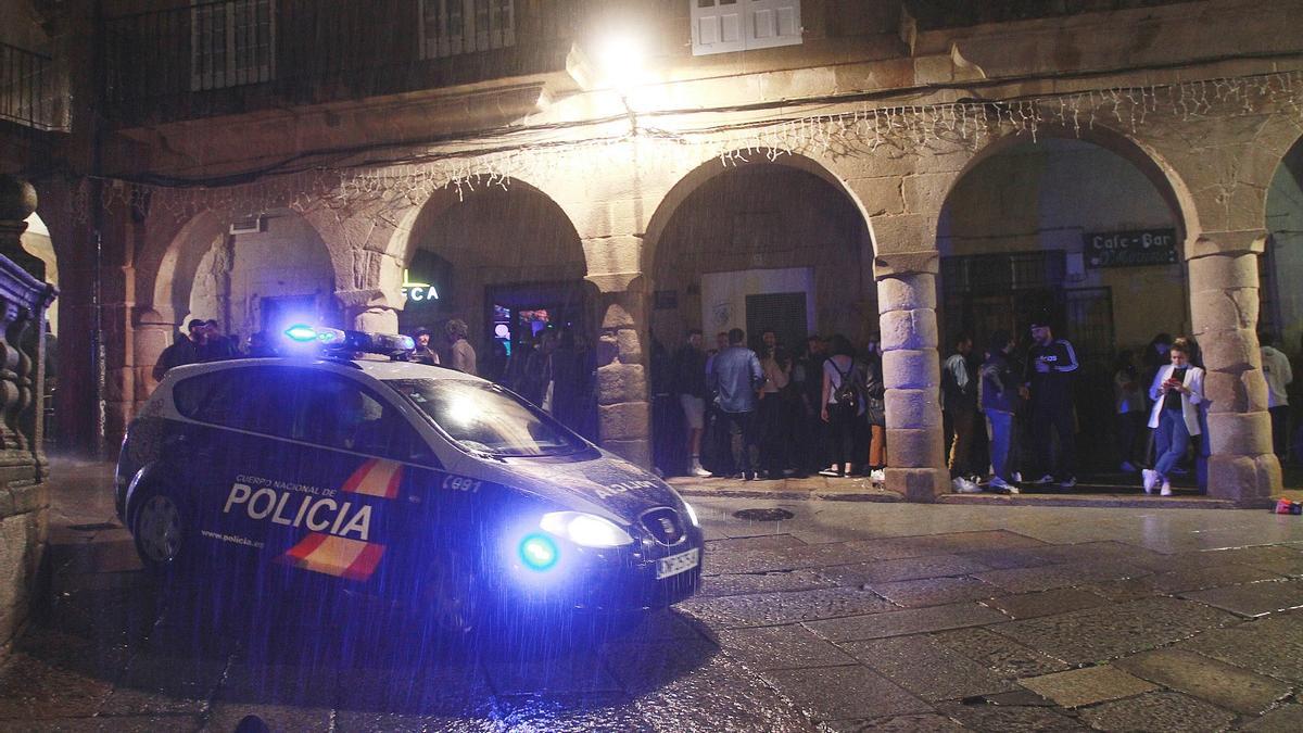 Un coche de la Policía Nacional, en la zona de vinos de Ourense (archivo)