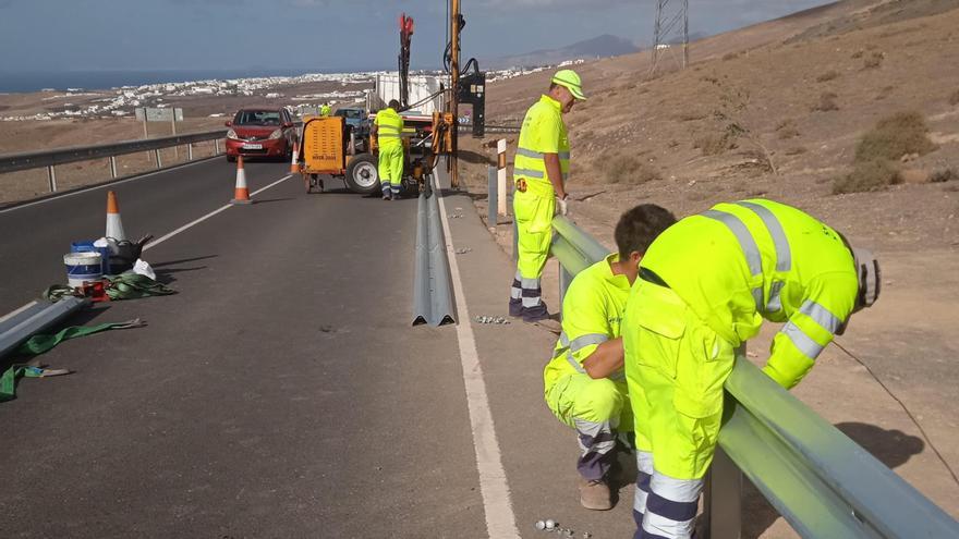 El Cabildo de Lanzarote refuerza la seguridad en la carretera de Las Grietas.