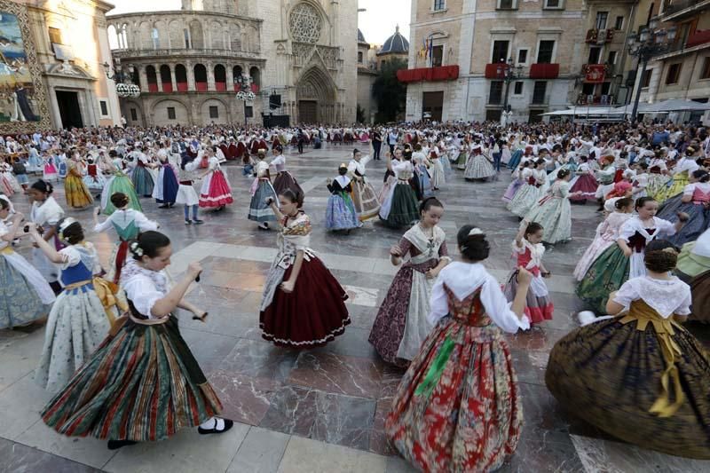 Dansà infantil en la plaza de la Virgen