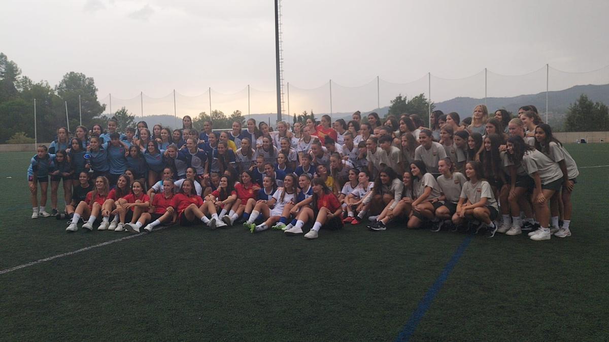 Les futbolistes de set dels vuit equips participants van posar juntes al final de la competició