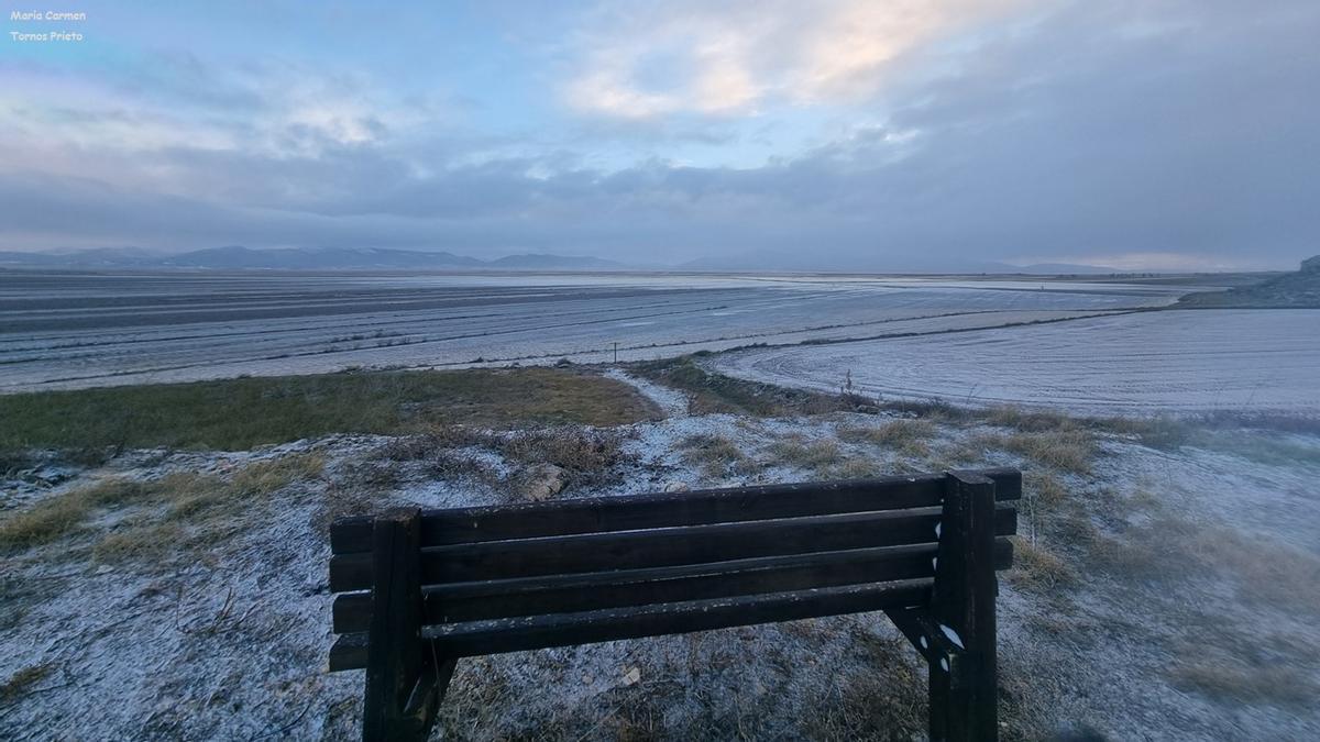 La Laguna de Gallocanta ha amanecido con restos de nieve en sus orillas