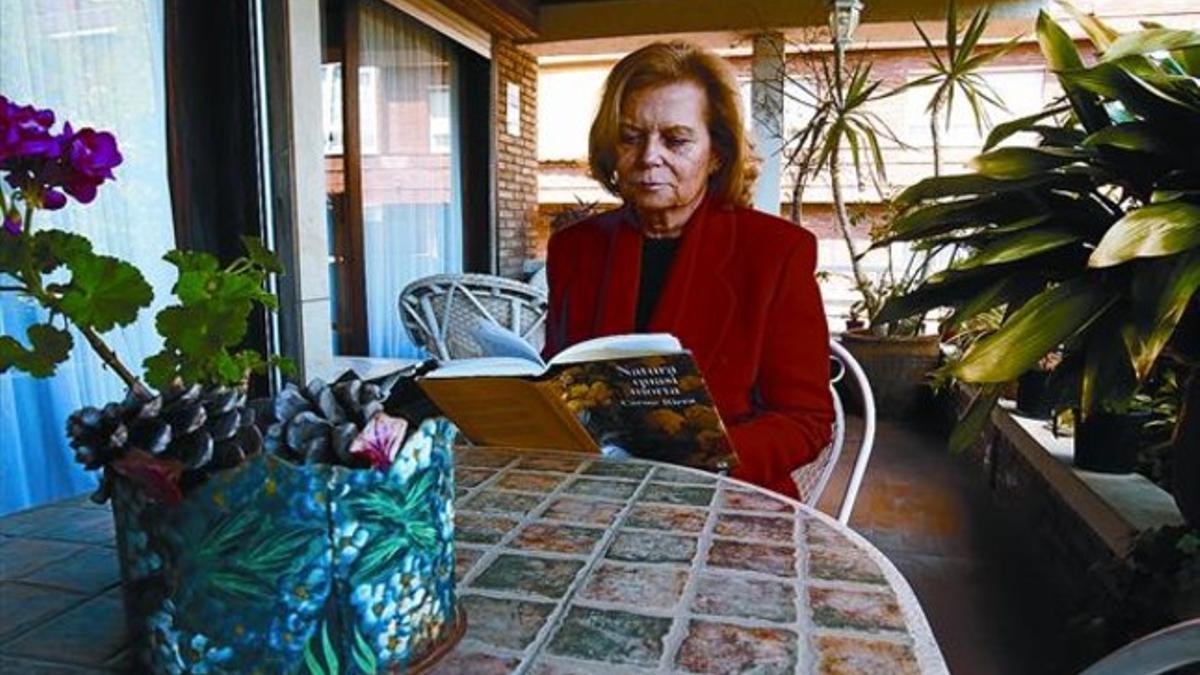 La novelista Carme Riera, fotografiada ayer en su domicilio de Barcelona.