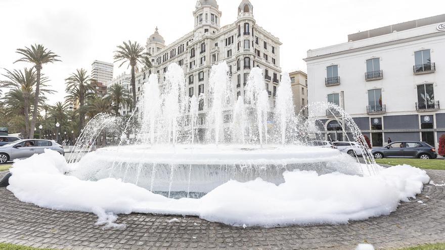 La Plaza del Mar rebosa espuma