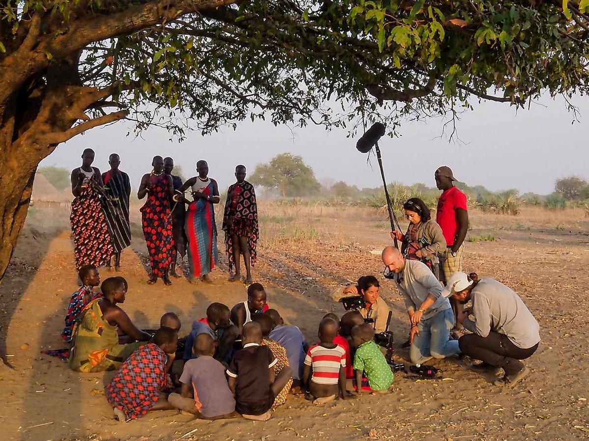 Eliana Álvarez grabando un juego tradicional con niños de la tribu Mundari en Sudán del Sur.