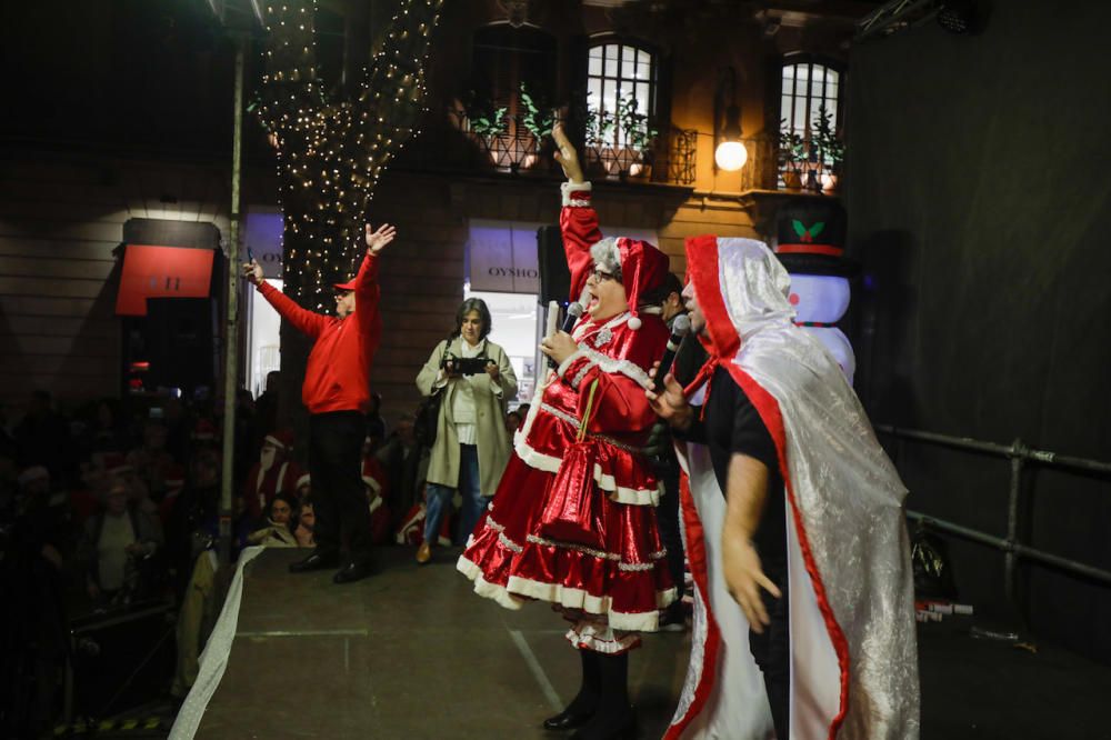 Más de 1.200 Papás Noel bailan en línea en el Born de Palma