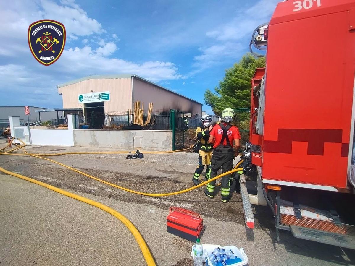 Los bomberos, en el incendio que ha afectado a una nave del polígono de Can Picafort.