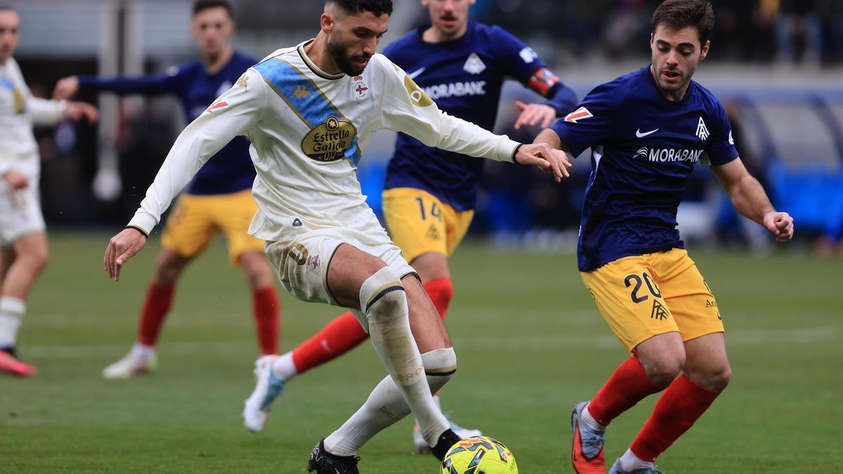 Eddahchouri encara a Martí Vilà en el duelo frente al Andorra.