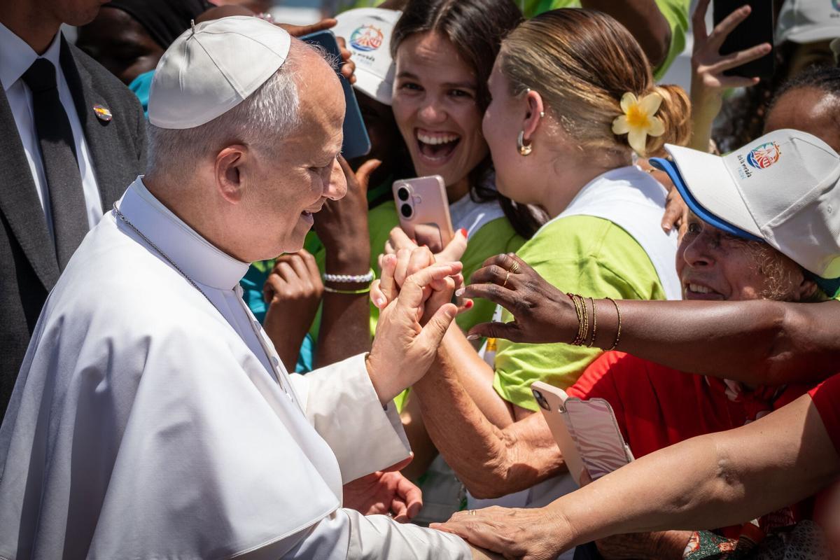 El papa saluda en Arguineguín al público, compuesto por migrantes y personas que trabajan en la atención a los migrantes.
