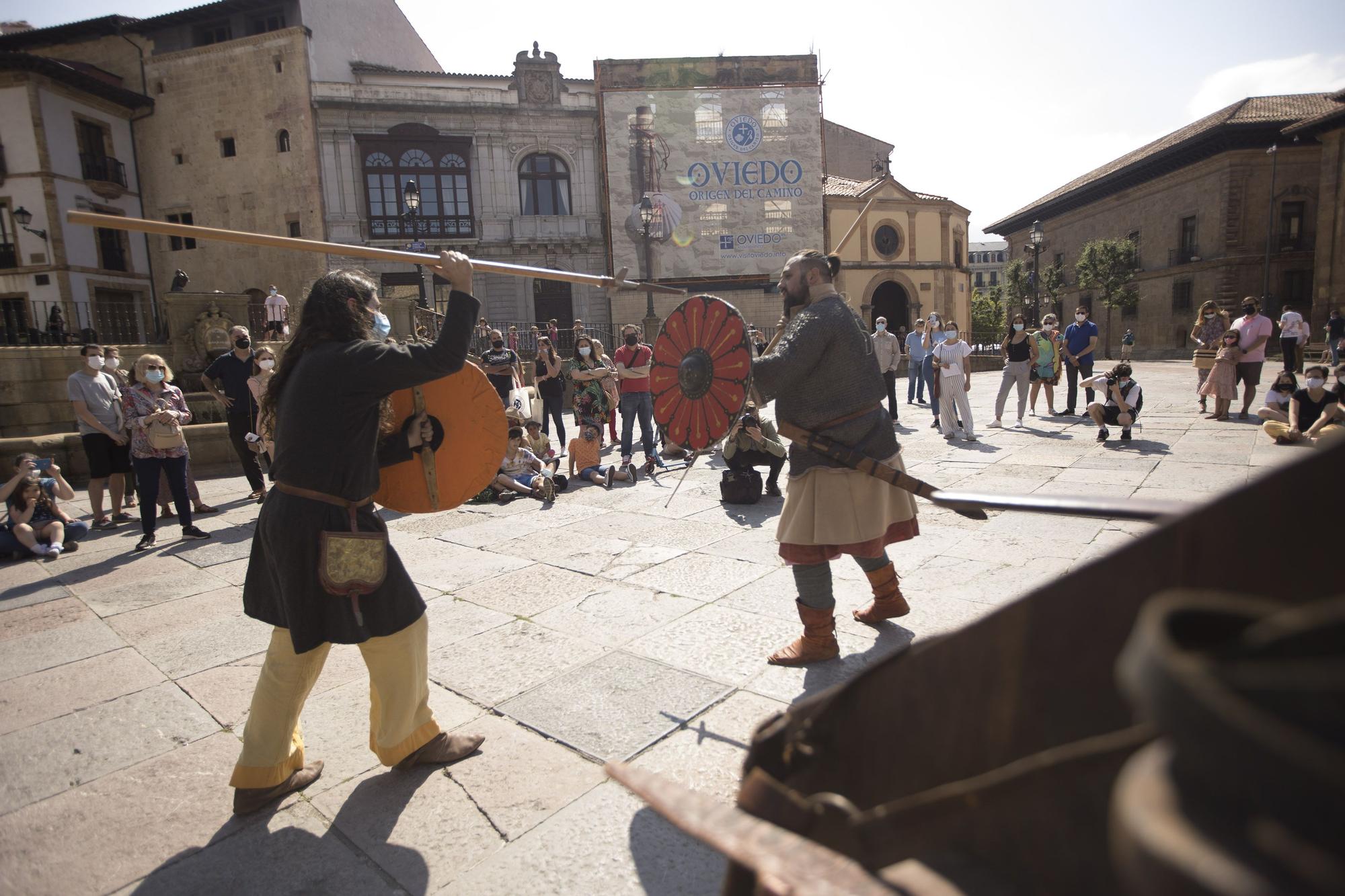 Duelo de espadas a los pies de la Catedral de Oviedo