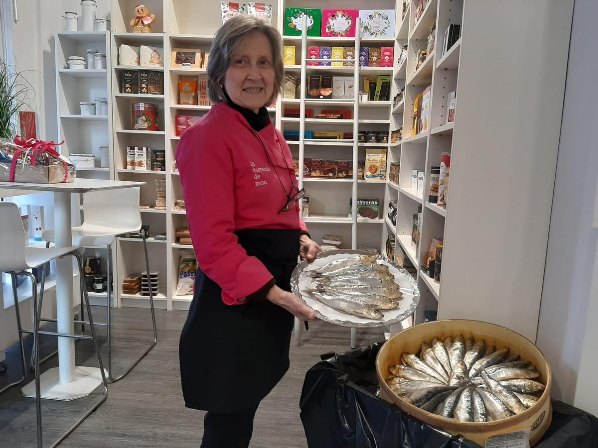 Belén Ordiales muestra un plato de sardinas salonas en Pola de Siero