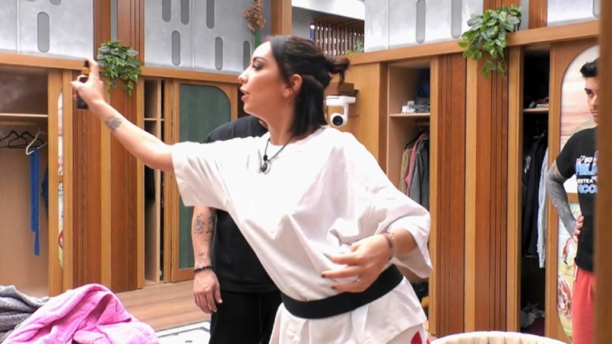 Anita Williams rocía a Cristina Piaget durante una fortísima discusión