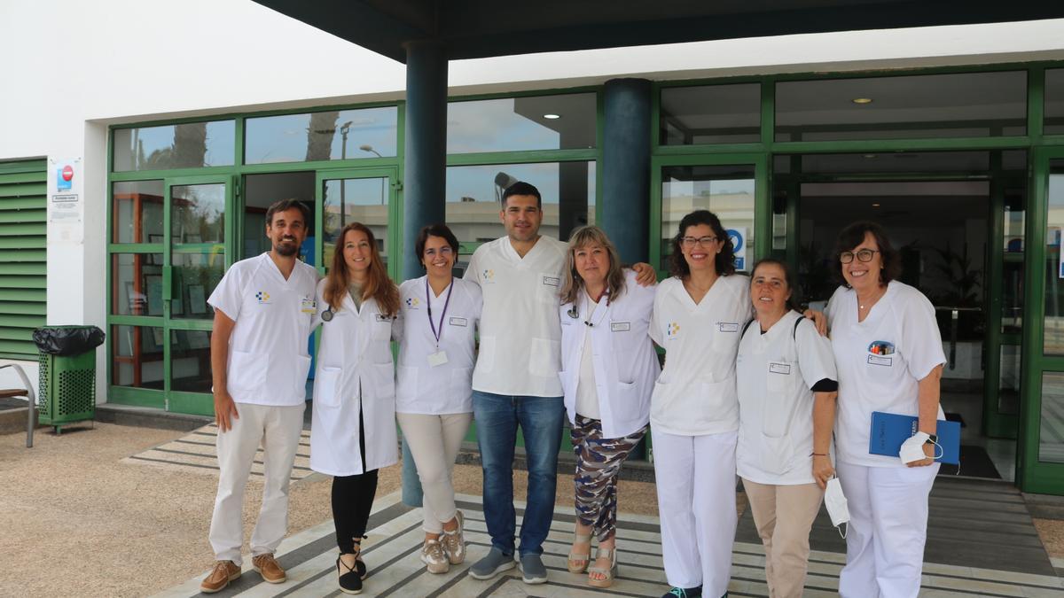 Profesionales de la Unidad Multidisciplinar Específica a pacientes crónicos en Lanzarote.