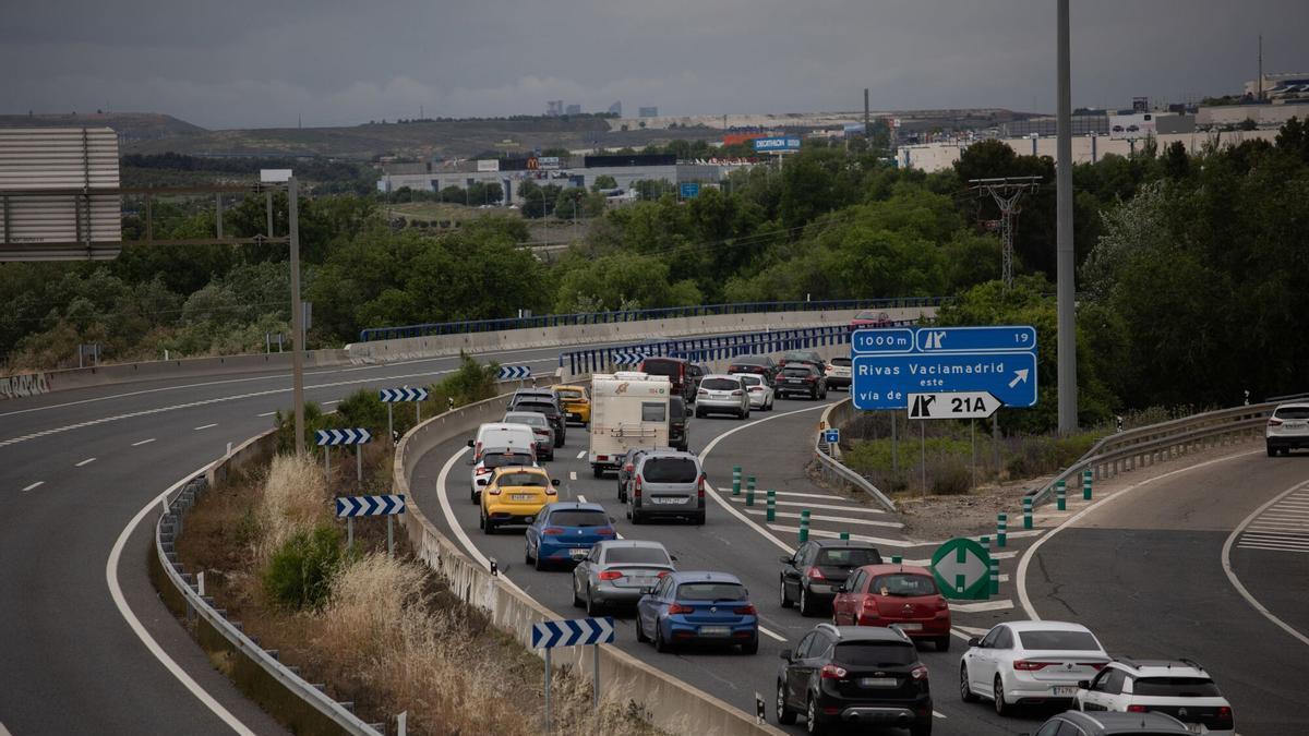 Primeras retenciones por la vuelta de las vacaciones de Semana Santa, sobre todo en la A-5 hacia Madrid
