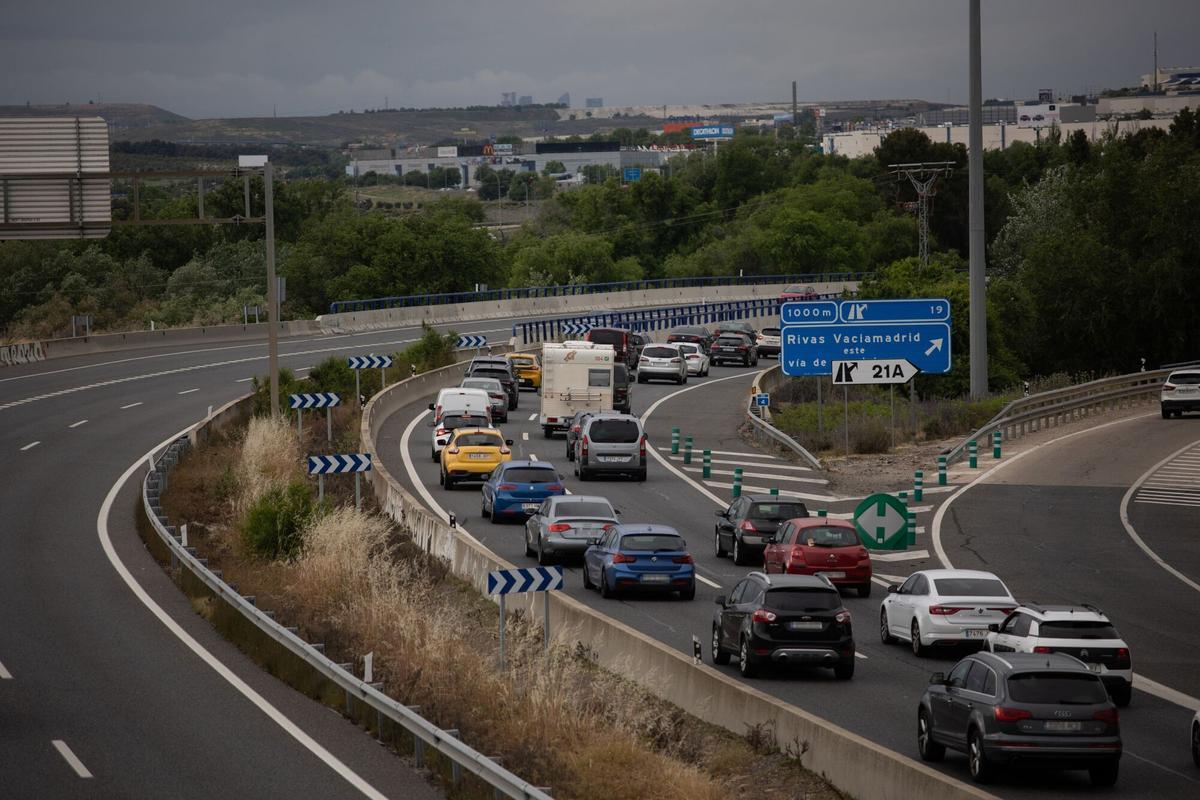 Primeras retenciones por la vuelta de las vacaciones de Semana Santa, sobre todo en la A-5 hacia Madrid.