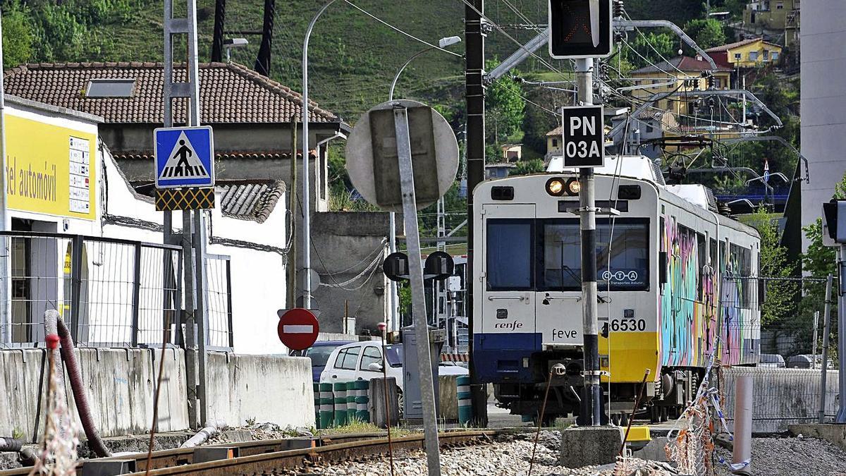 Un tren circula por La Felguera, en la zona donde se ejecutaron obras de soterramiento.