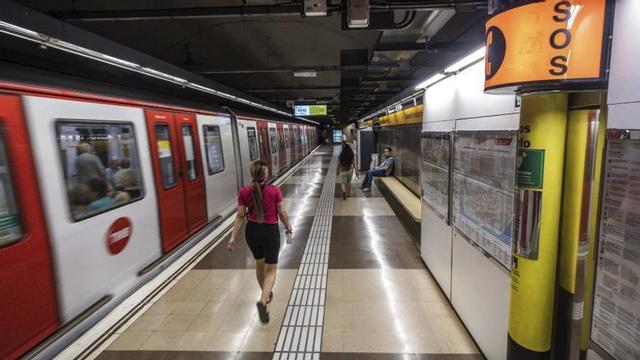 Un intèrfon SOS en una estació del metro de Barcelona. | JORDI OTIX