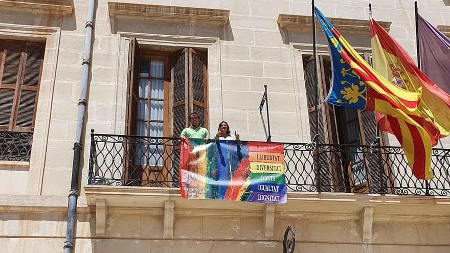 La pancarta en el balcón del Ayuntamiento, con los concejales David Amorós y Pilar Seller.