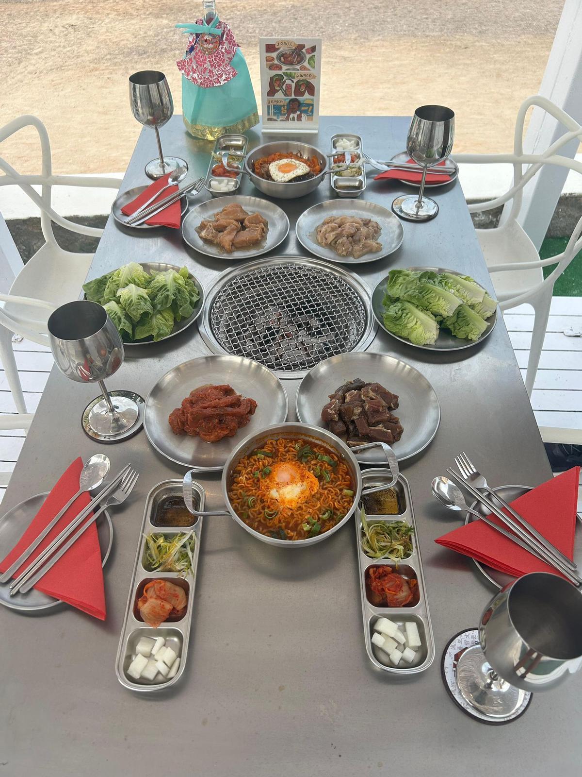 Jacaranda Lounge tiene la única barbacoa coreana de la isla.