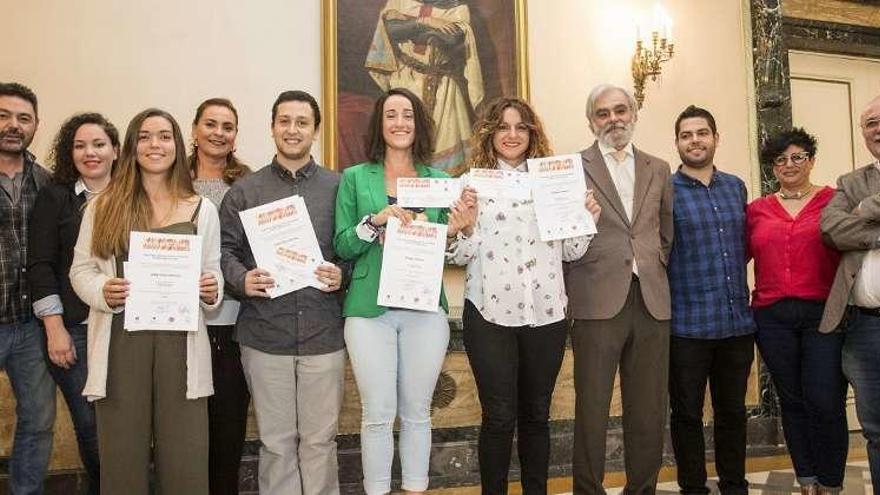 Ganadores con sus premios y participantes con sus diplomas, junto a los organizadores.