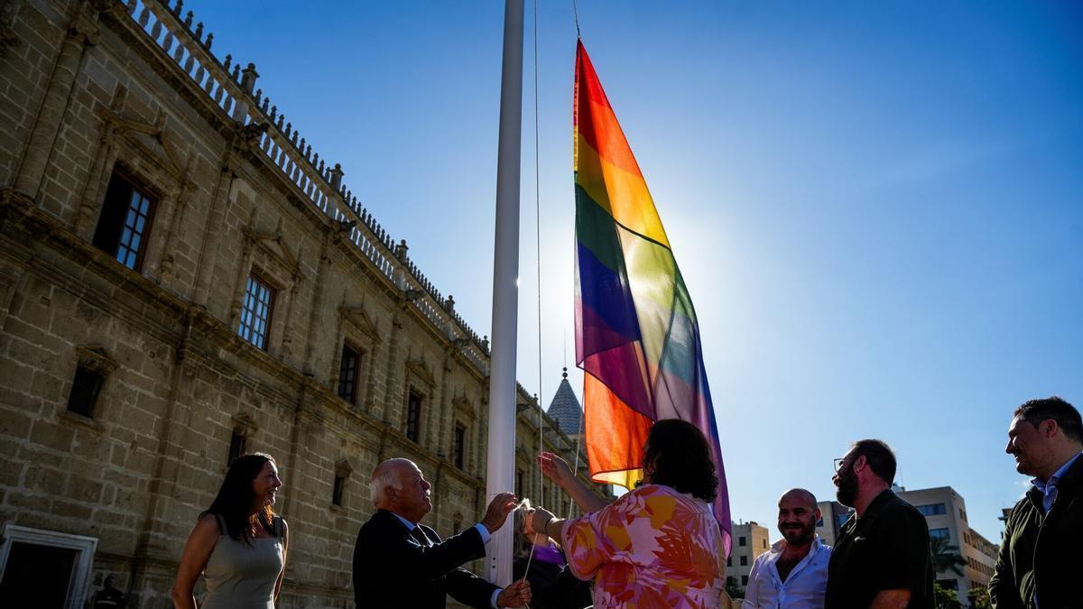 Vídeo | El Parlamento de Andalucía abraza el orgullo LGTBI sin Vox en plena negociación para investir a Juanma Moreno