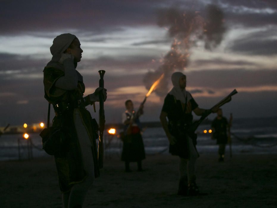 Un espectacular Desembarco al alba da inicio a los Moros y Cristianos en El Campello