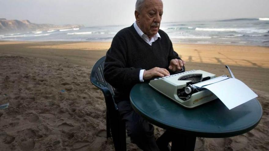 El periodista Eugenio Suárez, en la playa de Salinas.