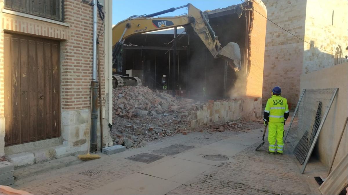 Una excavadora derriba la mitad del Museo de Semana Santa.