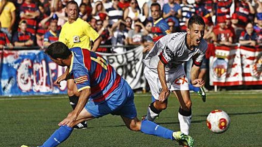 Una acció de l&#039;últim Llagostera-Nàstic al Municipal.