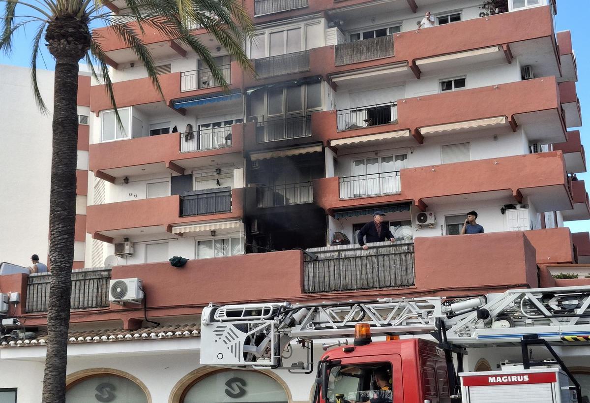 Vecinos refugiados en la terraza de la finca mientras el fuego devoraba el piso