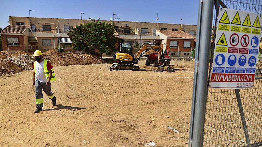 Los obreros realizan las primeras intervenciones en el solar, ubicado en la calle El Greco.