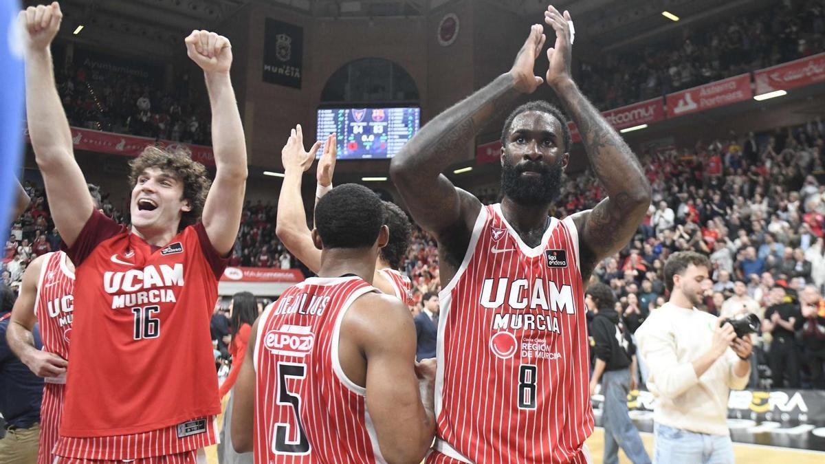 López de la Torre, DeJulius y Sant-Roos, del UCAM Murcia, celebrando un triunfo esta temporada.